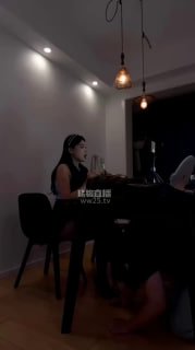 【松紫也狗】339_美女在直播带货_狗在脚下【松紫大大】的封面