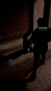 TLWW27694【贝拉S】户外工地暴力虐打（前4分钟卡顿）_mp4的封面