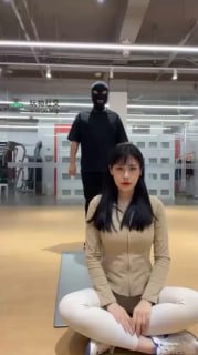【松紫也狗】054_健身房当众遛狗_健身房暴力虐打猥琐教练【松紫大大】VTL44743的封面
