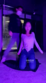 TLWW22089【羽田岁】户外商场虐母狗的封面
