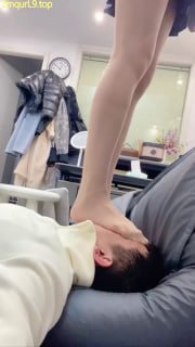 buerquan_健身完回来酸臭白袜就是贱狗的兴奋剂 丝全体重踩脸，踩的贱狗哼哼叫喘  瑜伽裤里丝配运动鞋暴走一天脚好酸好臭的封面