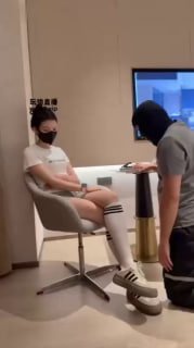 www_98T_la@苏州婉儿TJ：骑马钻跨白棉袜玩弄贱狗暴力耳光鞭打一边舔着白袜一边特别贱的自慰2025_05_17的封面
