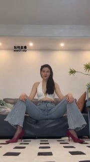 【松紫也狗】155_裤里丝专场_牛仔裤女神脚下踩虐废物【松紫大大】的封面