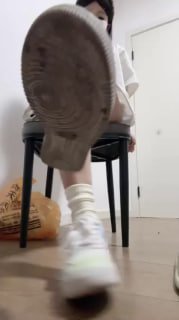【小渔情侣S】011_第一视角_贱狗滚进来舔白袜_辱骂死贱狗的封面