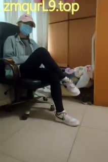 精神小妹_隔板踩踏_运动鞋_踩JJ的封面